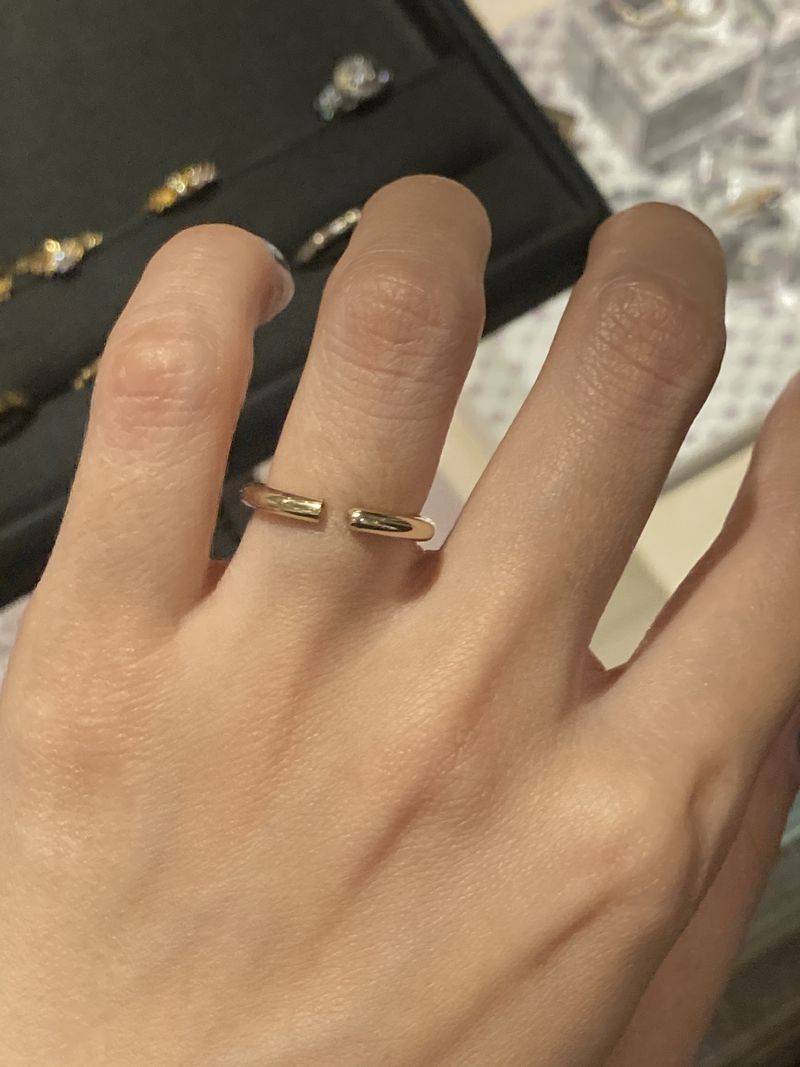 これはアッシュペーのリア・ディ・グレゴリオの結婚指輪です。ラウンド