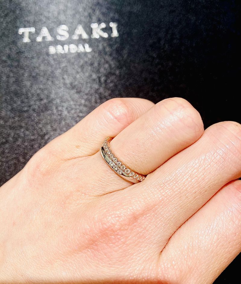 エタニティリングに憧れがあり、結婚指輪に合うものを試着させて