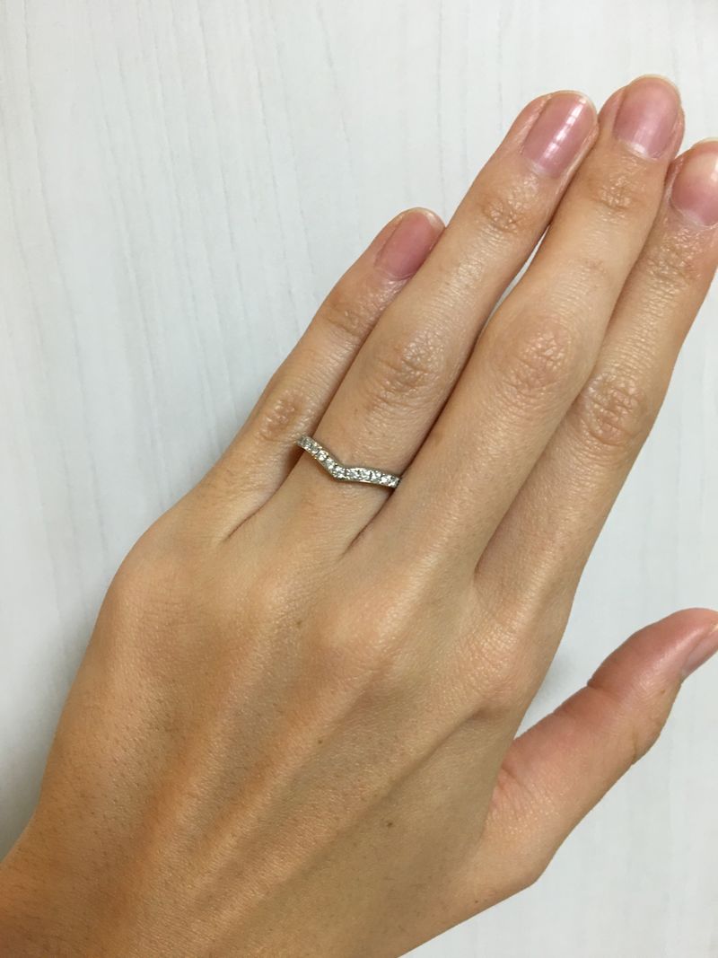 結婚5周年を記念して、持っている結婚指輪と婚約指輪のデザインに合う