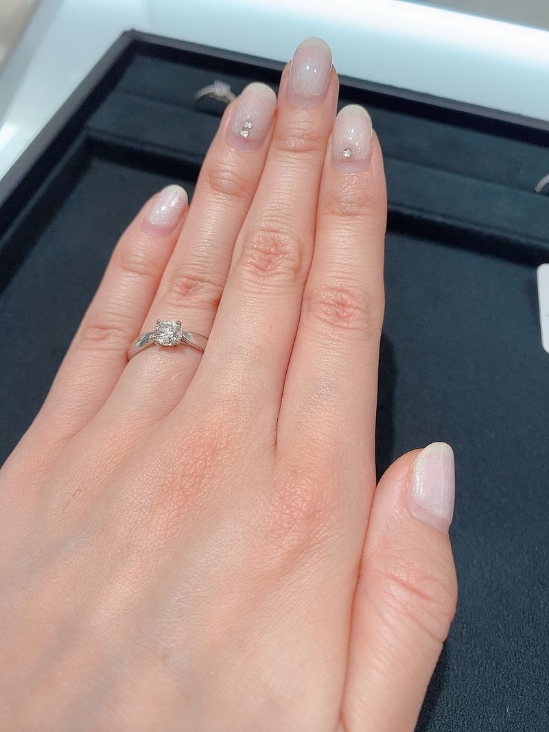 シンプルな一石タイプの婚約指輪を出していただきました。0.3カラット