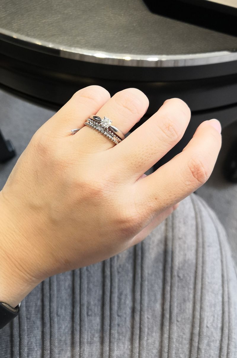婚約指輪もヴァンクリにお世話になりました。 指どおりやクオリティは