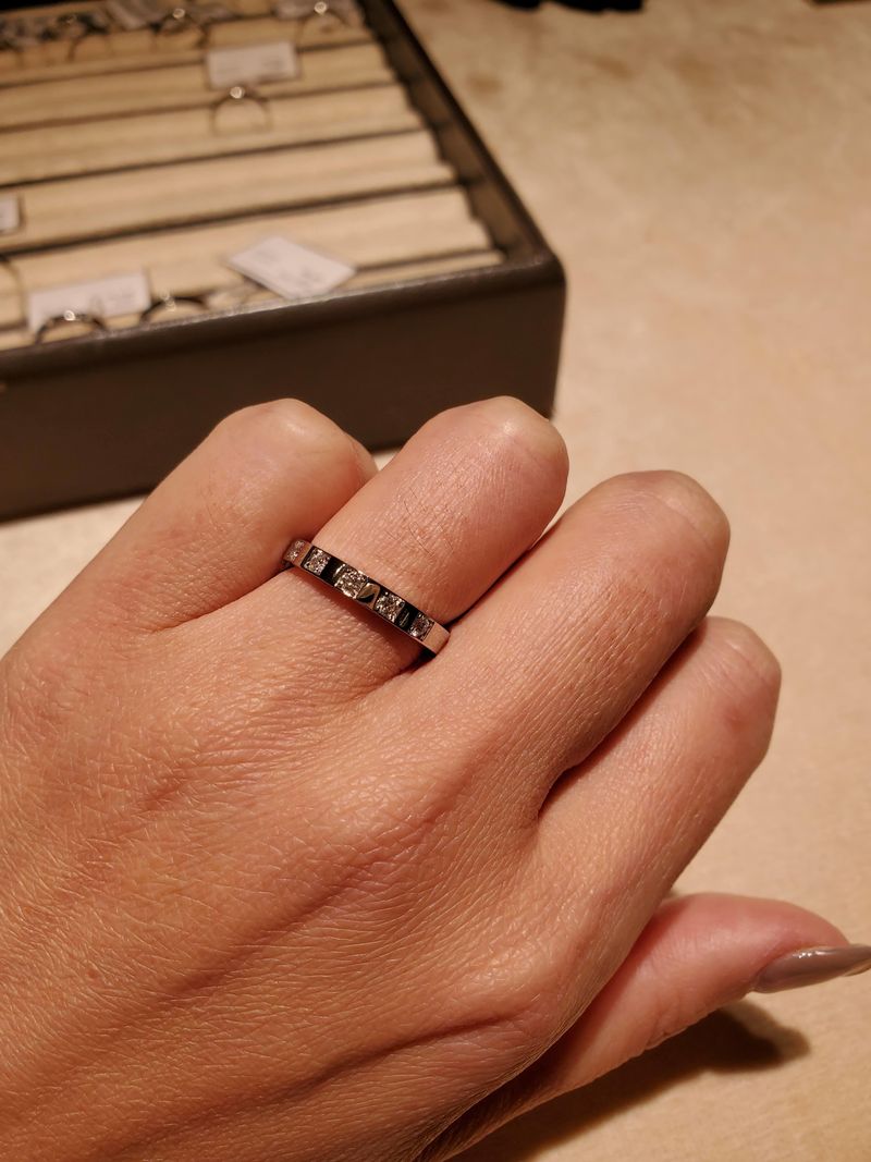 美品【BVLGARI】ブルガリマリー・ミー ソリテール リング3EX マリー・ミー ウェディング・リングを試着しました。 ダイヤモンド5個