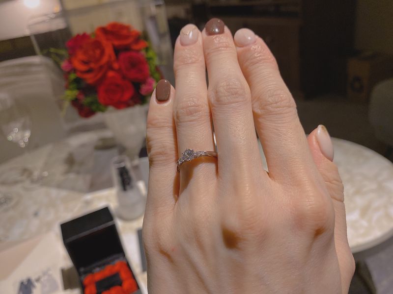 輝き具合が他店と比べて一番良く、婚約指輪のローズボックスもとてもお