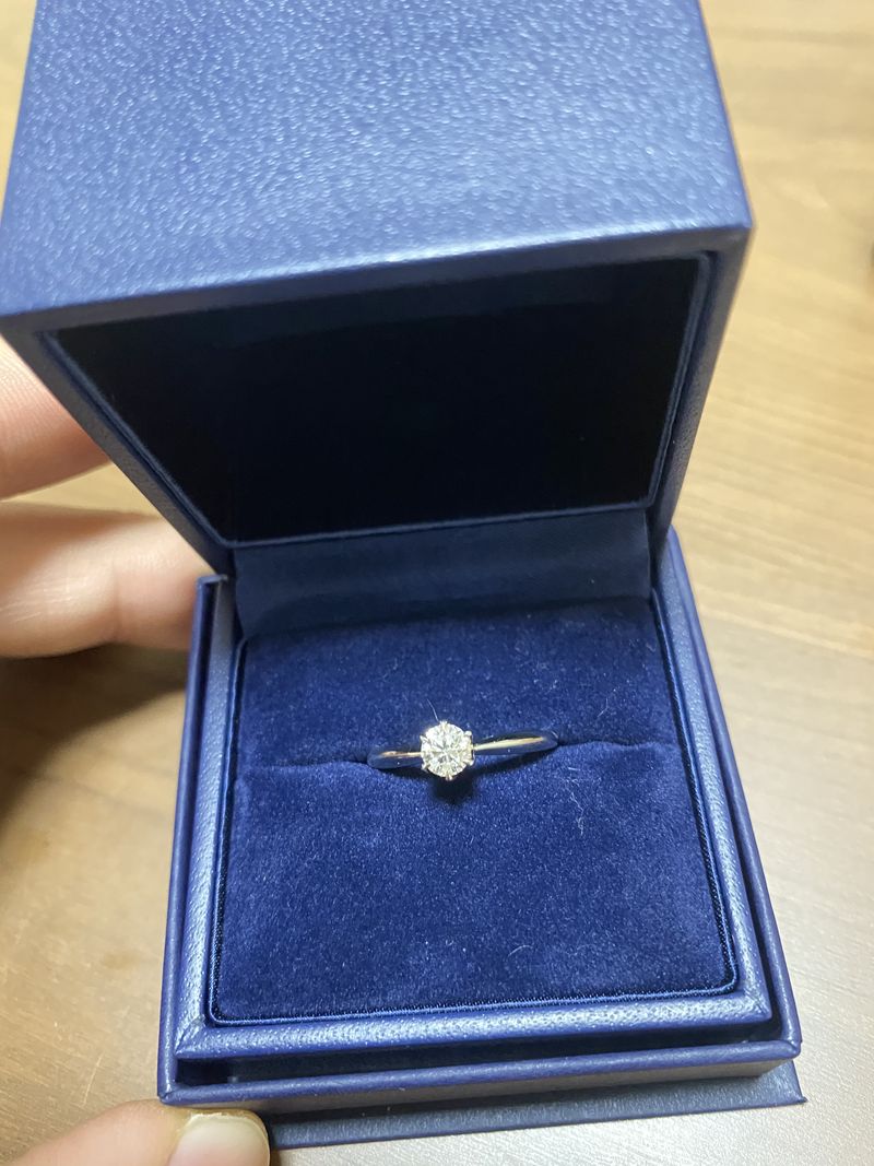ダイヤのみをまず購入しました。プロポーズリングに付けて頂いてそれを