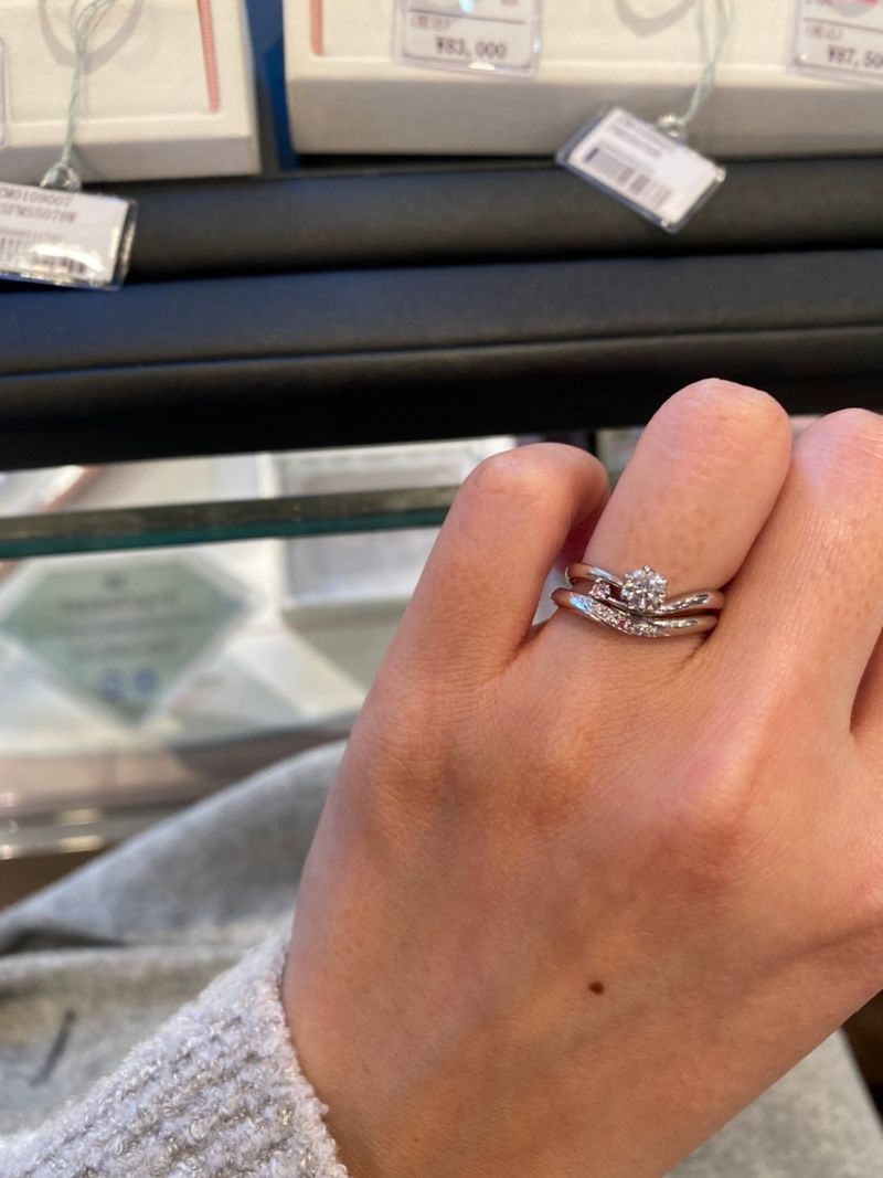 婚約指輪がウェーブタイプなので、重ね付けした時に綺麗に見える