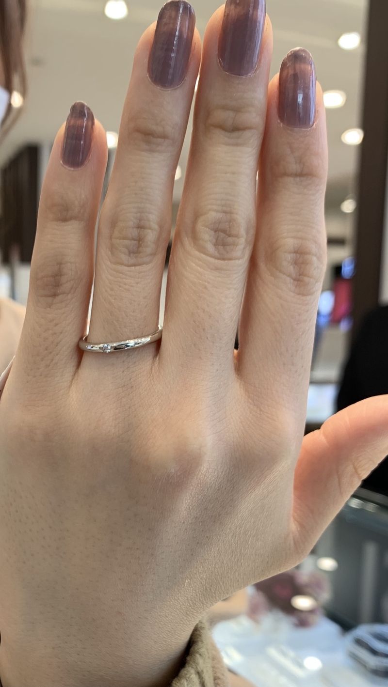 プラチナで一粒ダイヤのシンプルな指輪を試着させていただきました