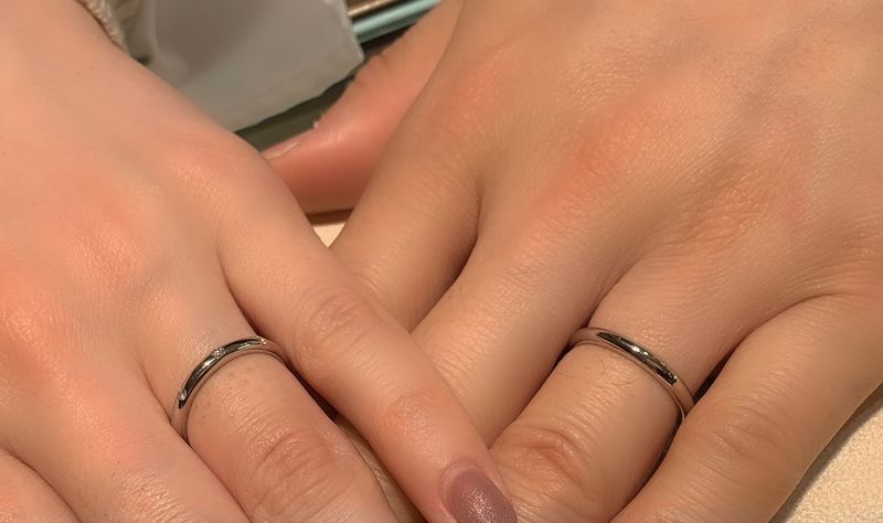 フェディの指輪は、シンプルながらダイヤの輝きが特に目立つタイプの