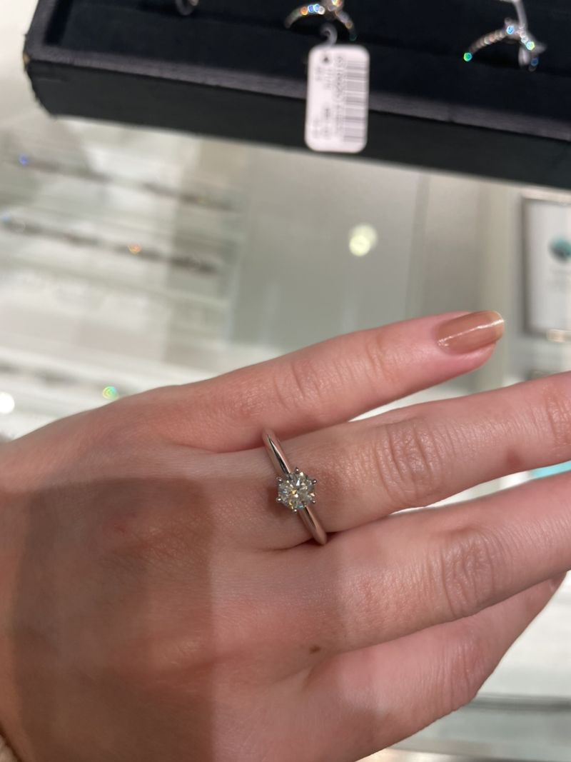 王道のティファニーセッティングです。恐らく0.5カラットくらいだと