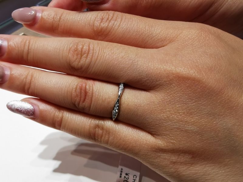 シャネルのカメリアシリーズの結婚指輪です。 上から見るとお花の