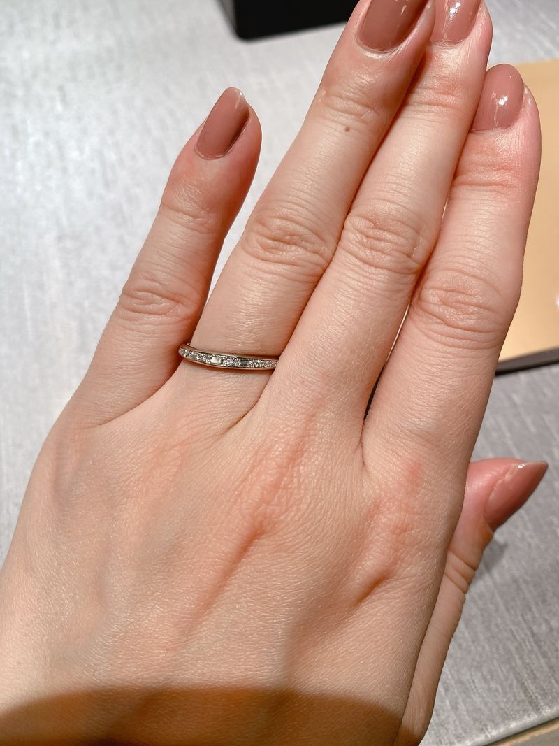 バケットカットのダイヤを使ったハーフエタニティタイプのリング。重厚