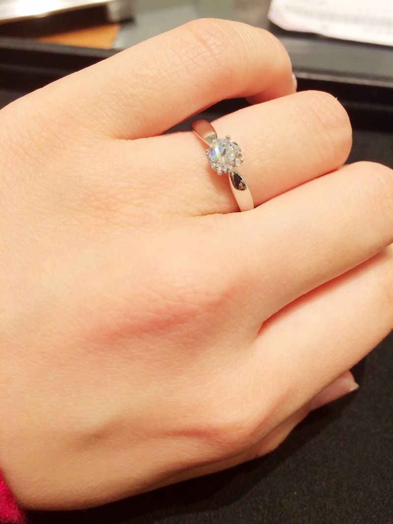 結婚指輪とのセットリングでした。結婚指輪のデザインに一目惚れした