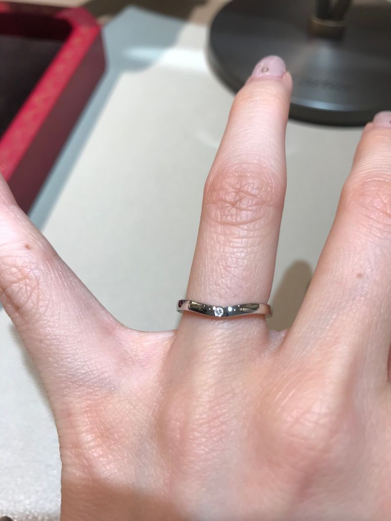 表のダイヤ1つぶですが裏に2粒ダイヤが付いていて、さらにロゴも入っ