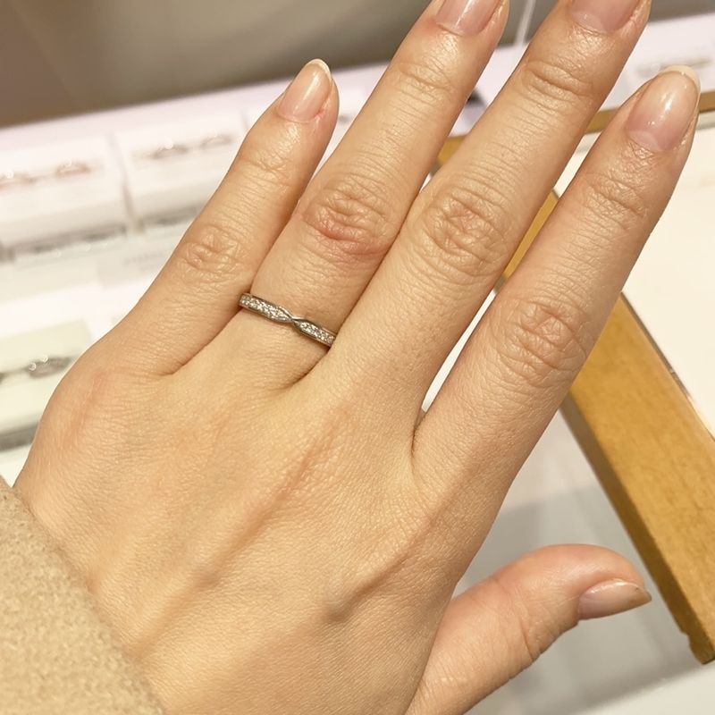 リボンのような形の結婚指輪が素敵だなと思い、探していて見つけたので