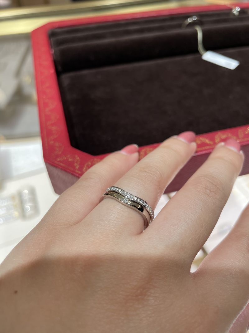 カルティエのアイコニックでありながらブランドロゴなどは主張しない