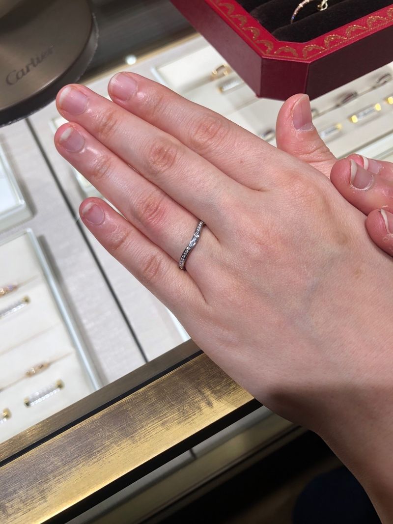 ウェーブがかったデザインがとても素敵な結婚指輪でした。プラチナと