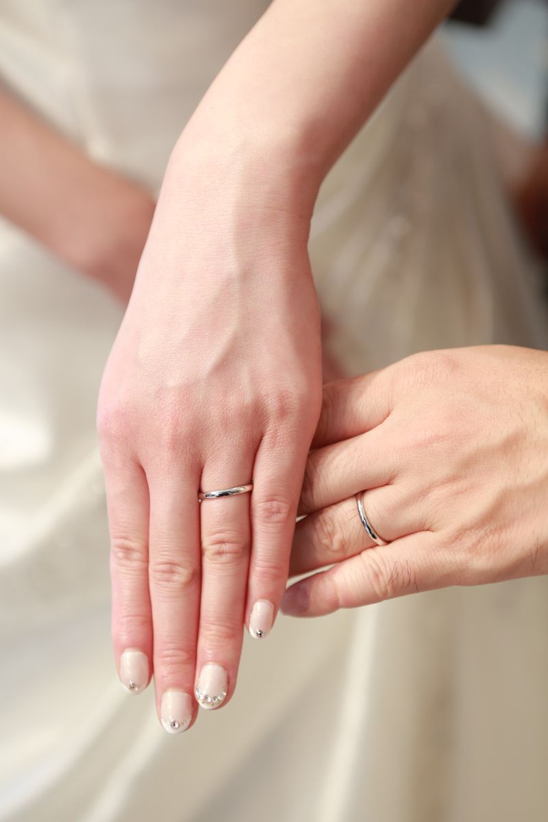 結婚指輪は夫も付けるものなので極力シンプルなデザインで選びました