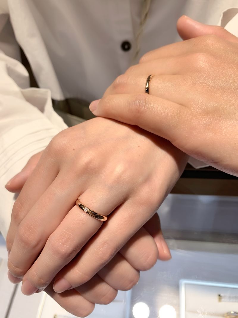 私の指は細い方ですが、手が大きく関節が出ているため、華奢な指輪は