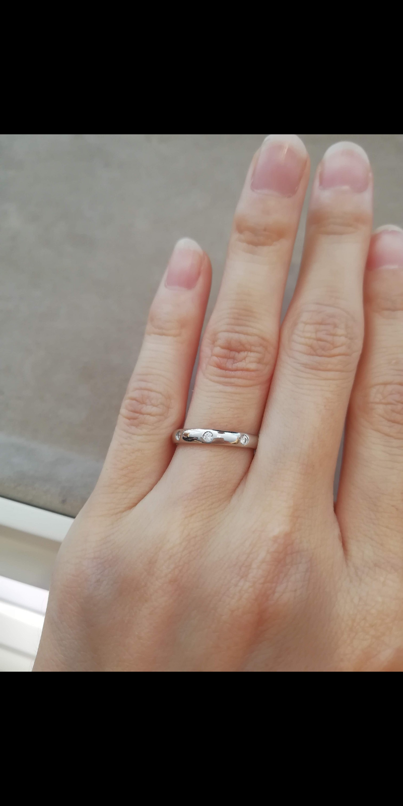 ヴァンクリーフアーペルのプラチナのマリッジリングです。ダイヤが3つ