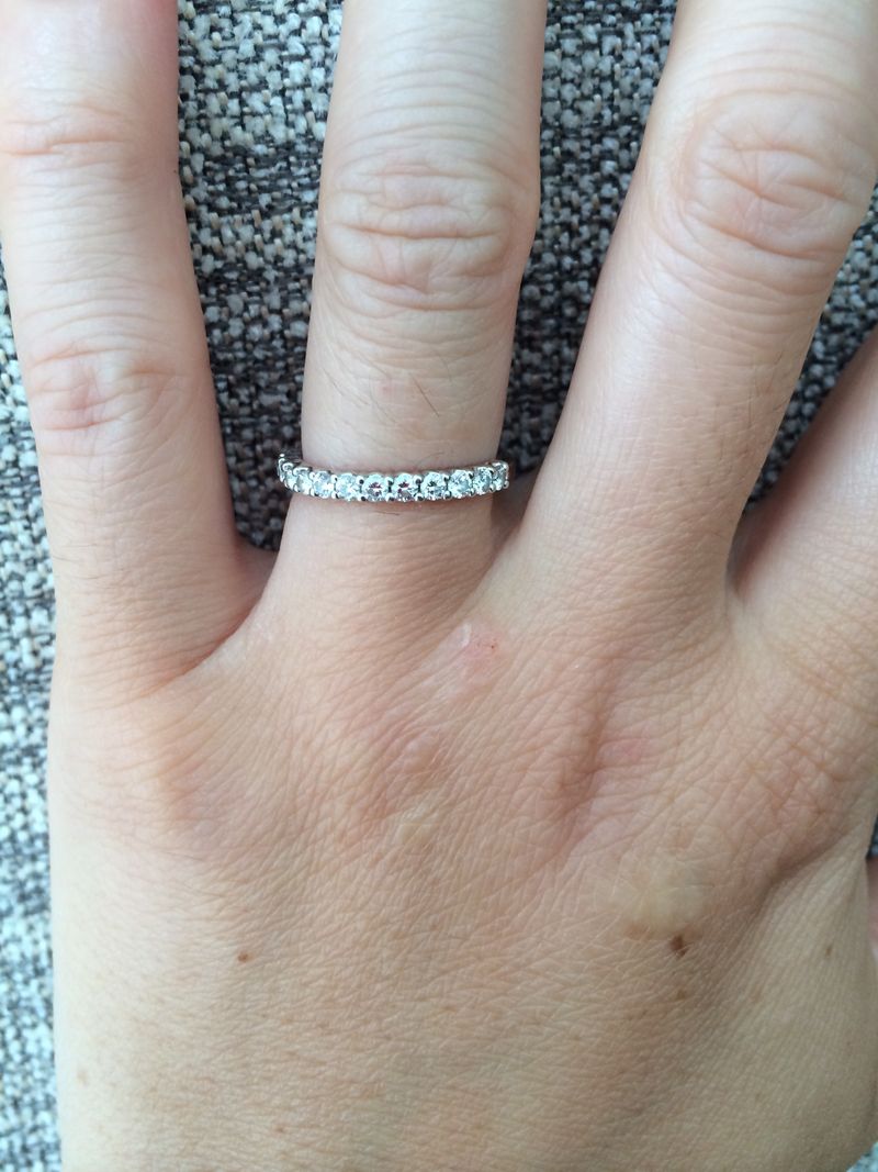 店頭で試着したときに、光の下でダイヤがたくさんの色を放ちキラキラ