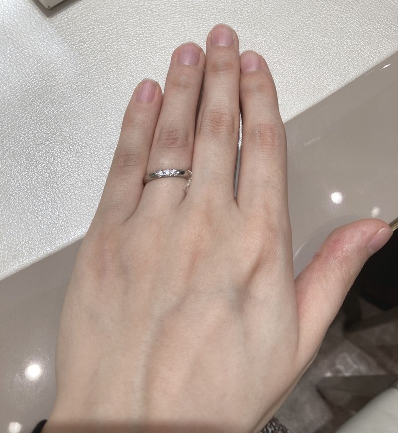 ダイヤが3石入っていて、主張しすぎずキラキラしていて可愛かったです