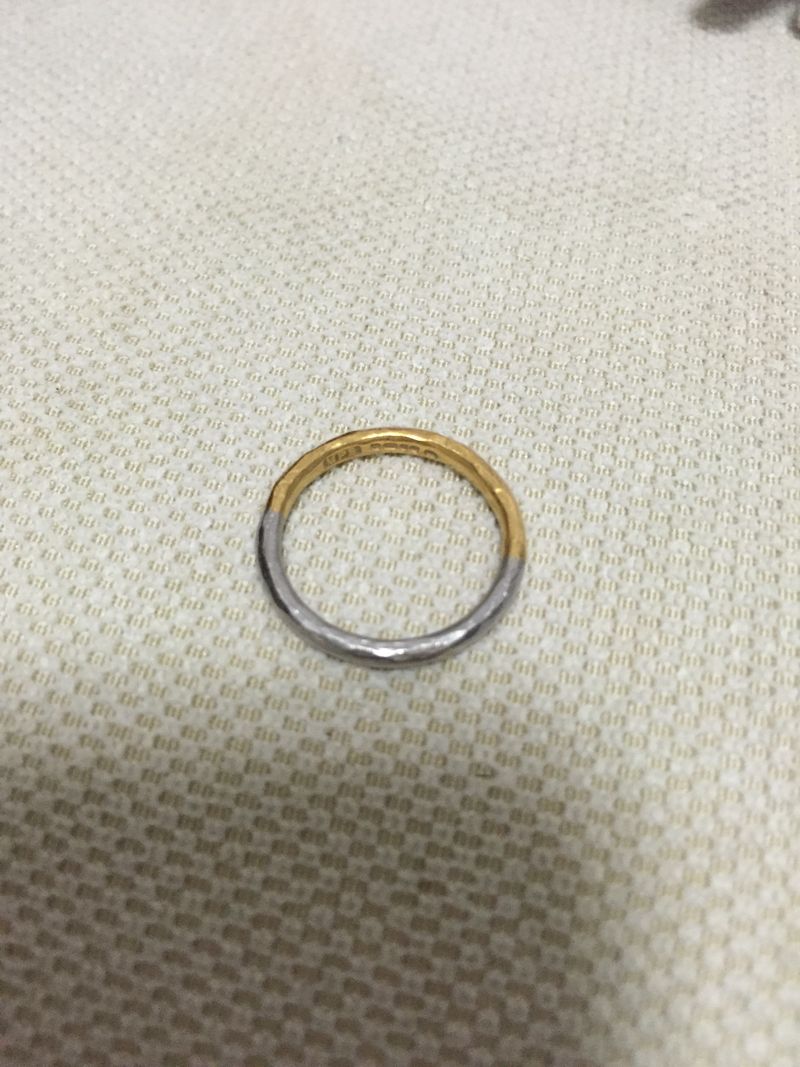 イギリスのブランドです。 プラチナとゴールドの異素材の金属を1つの