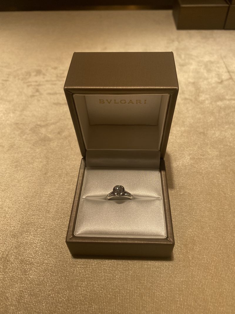 指輪のデザイン: 「インコントロダモーレ(運命の愛)」という名前の