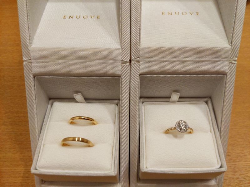 彼女の指定で買いました。彼女曰く、デザインがチョットロ一択だったと