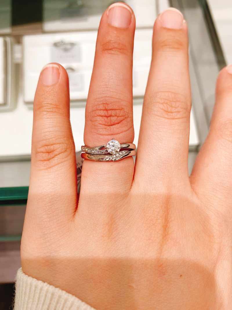 プラチナ950 婚約指輪には抜け感がありヌーディーな感じが演出されて