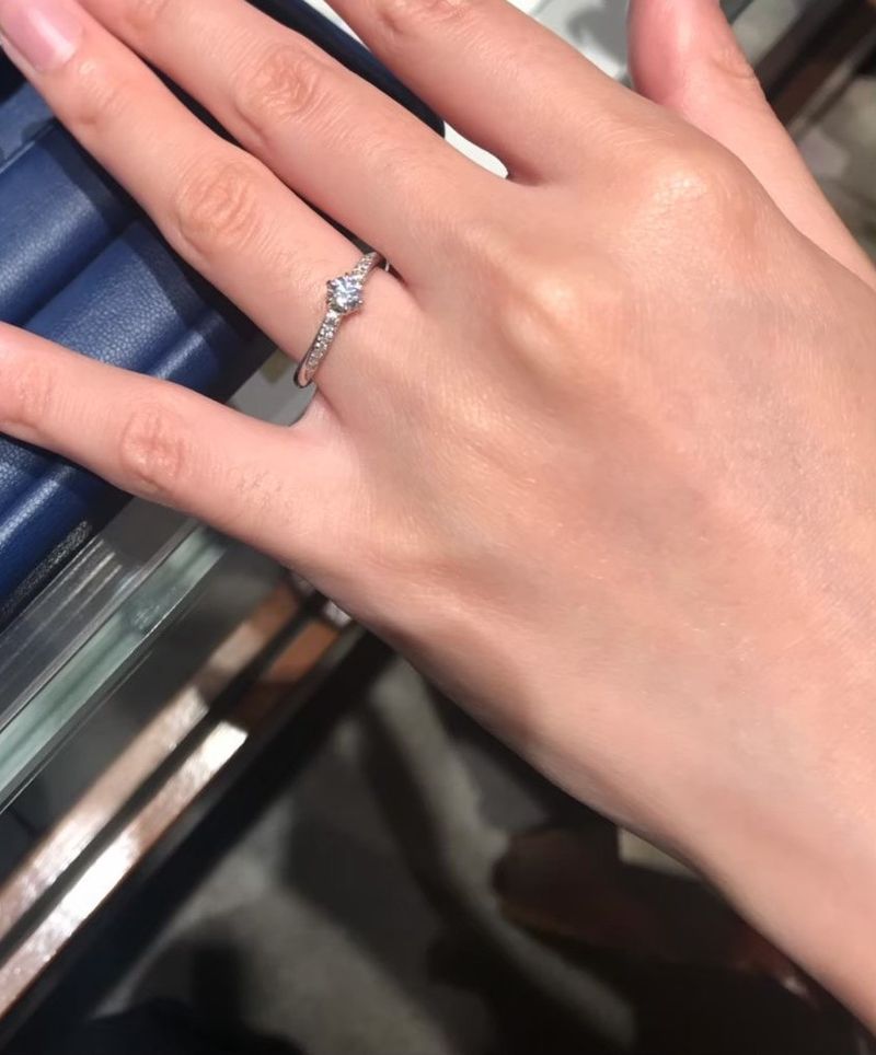 Starry（スターリー）というデザインの婚約指輪で、同じデザインの結婚