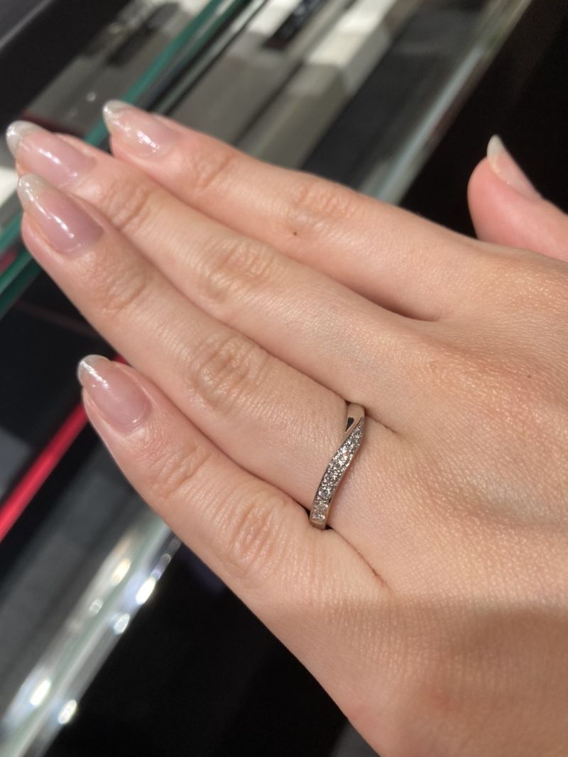 デザインとダイヤモンドの綺麗さで選びました。 ウェーブの形/夫とペア