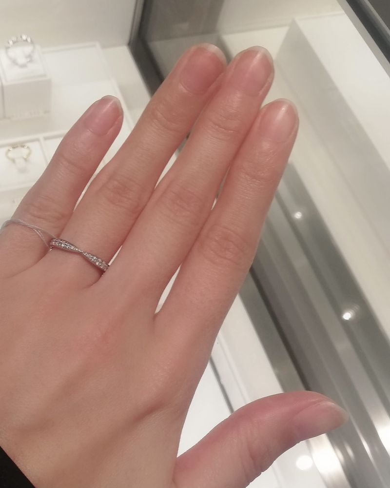 種類：ハーモニー 太さ：細め 形：カーブ 素材：プラチナ・ダイヤ 婚約