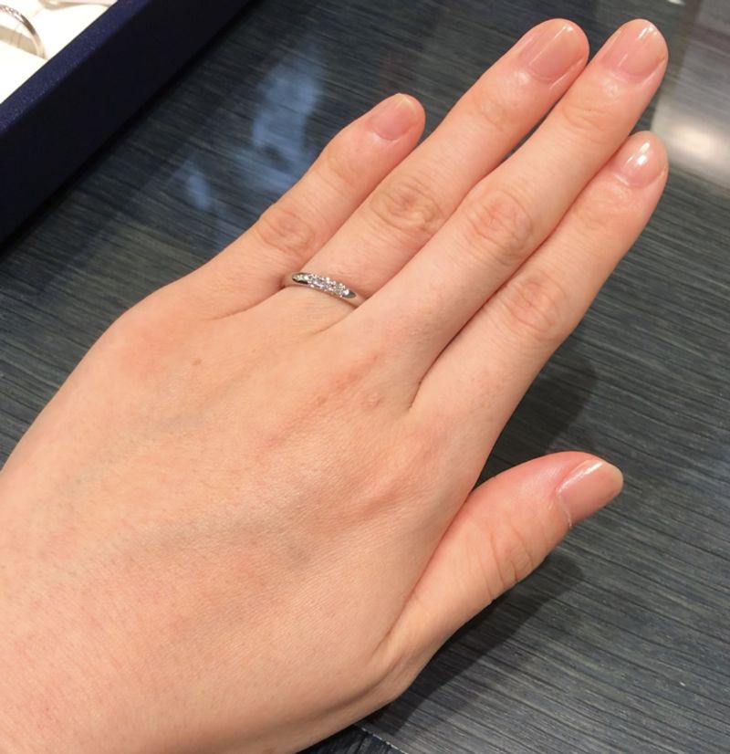 シンプルなストレートタイプに3石のダイヤモンドがついた指輪です