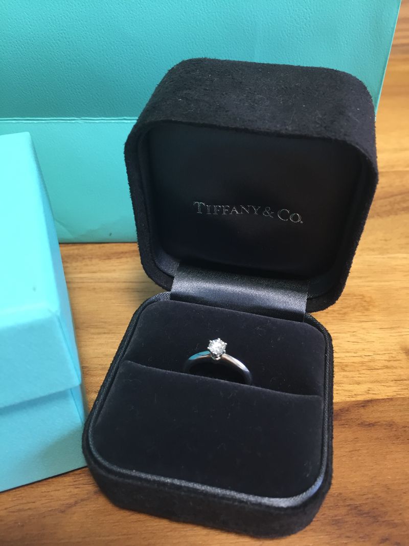 婚約指輪でしたので主人公が一人で購入をしてきて、プレゼントをして