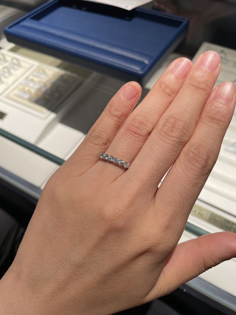 婚約指輪は一粒ではなく、普段使いできるハーフエタニティリングを考え