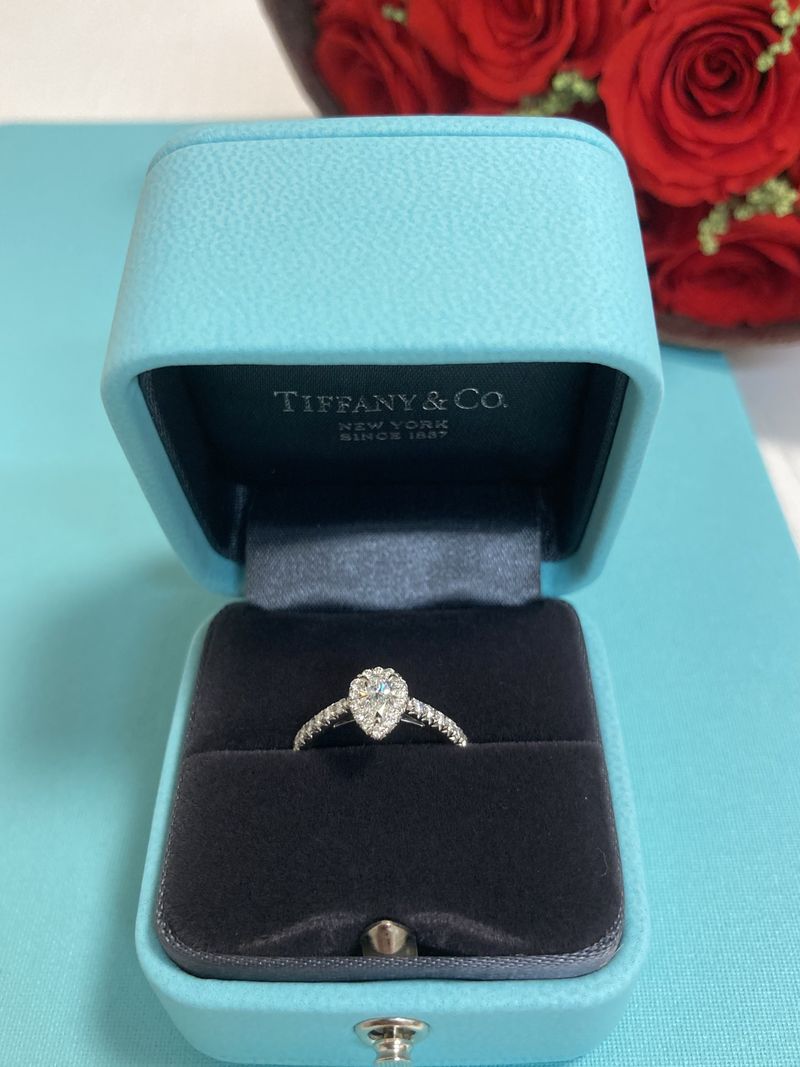 ペアシェイプの形がおしゃれだと思いました。ペアシェイプダイヤの周り