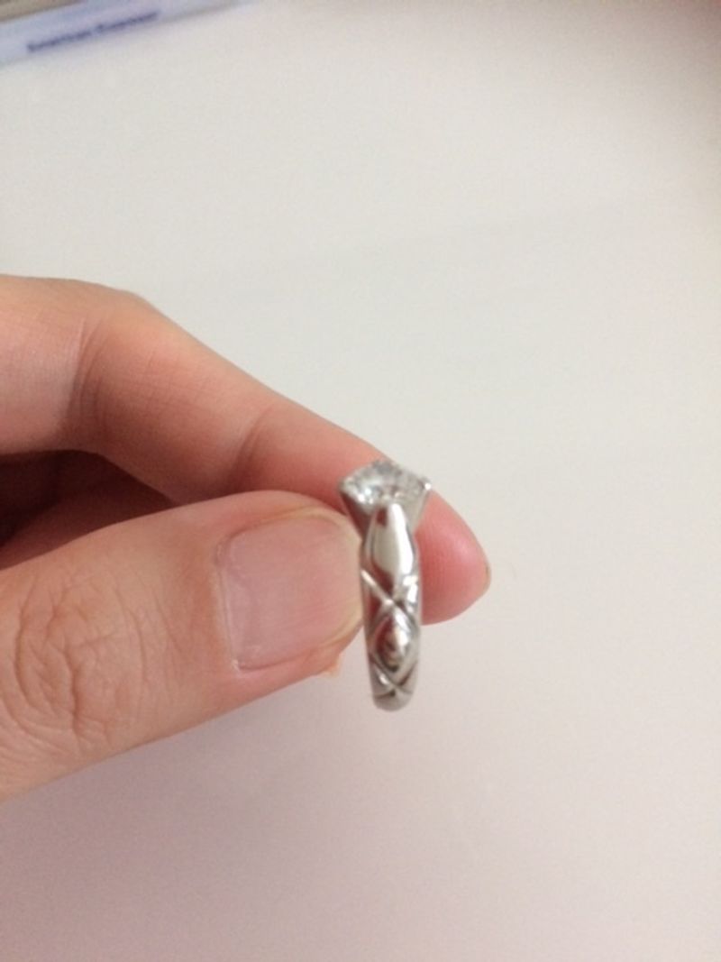 ダイヤモンドのカットの美しさと輝き。シンプルなデザインながら