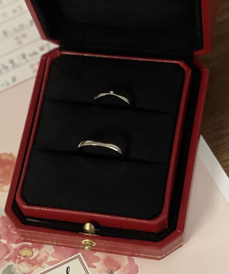 結婚指輪は昔からの憧れのレッドボックスのカルティエがいい！と旦那