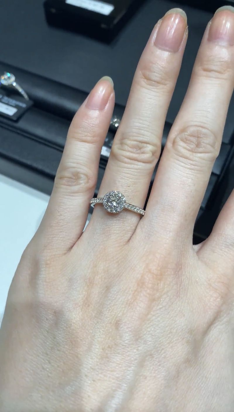 セントパトリック28を試着しました。 センターストーンをメレダイヤで