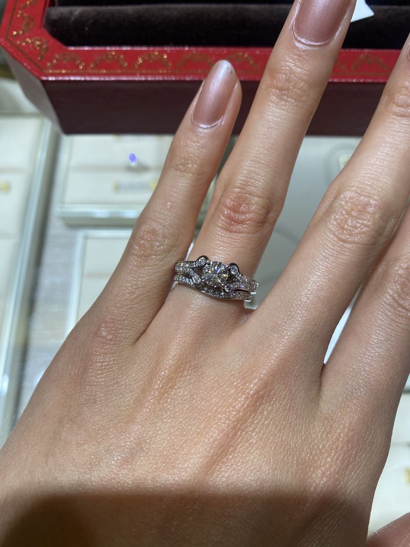 カルティエ指輪 婚約指輪を普段使いしたかったため、エタニティリングを検討していまし