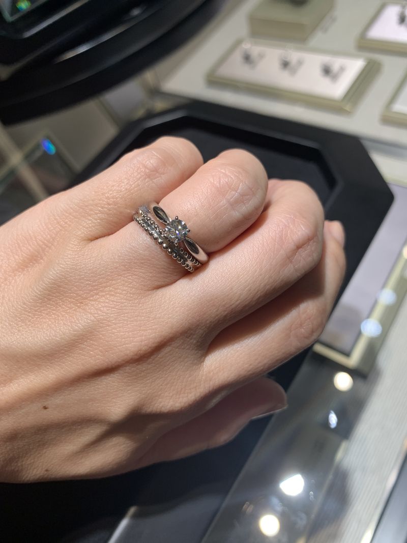 ヴァンクリーフのボヌールと、エステルマリッジリングの重ね付け。まず