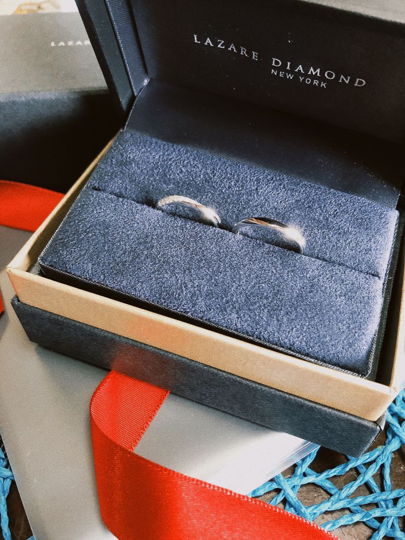 マリッジリングとエンゲージリングの重ね付けに憧れており、2つをつけ