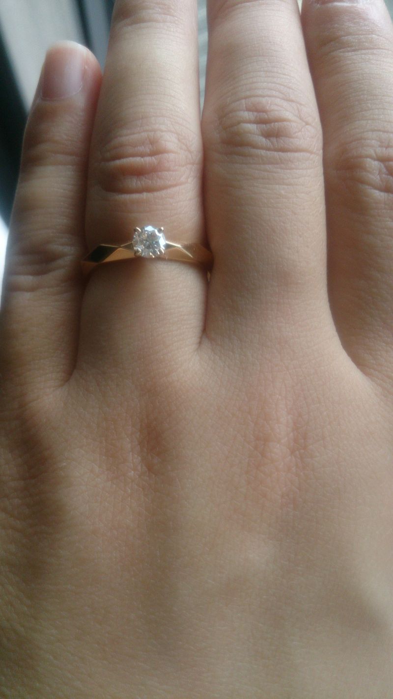 ファセットのカットに一目惚れしました。結婚指輪も同じファセットに