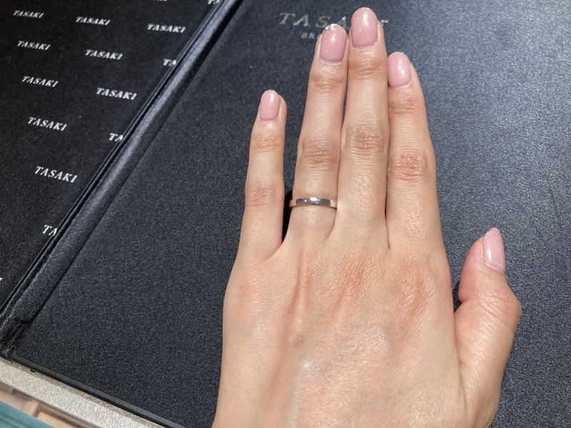 ハーフエタニティで、丸みが少ないデザインだけど角張りすぎない、丈夫