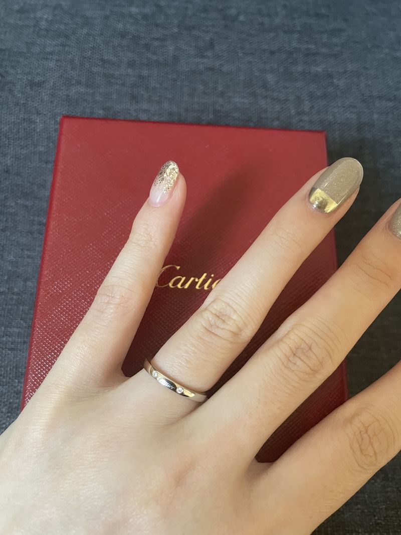 1番の決め手は、婚約指輪との重ね付けがマッチしていたことです。v字の