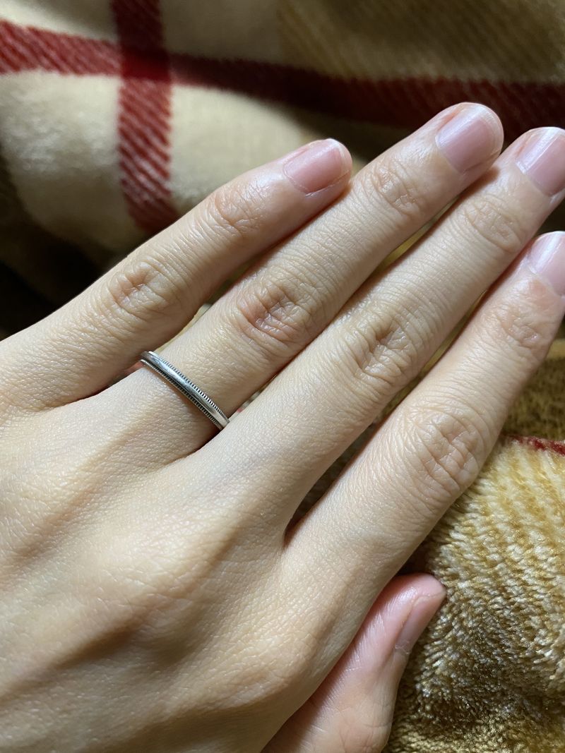 シルバーでシンプルで細いデザインがよかったので、ミルグレインに決め