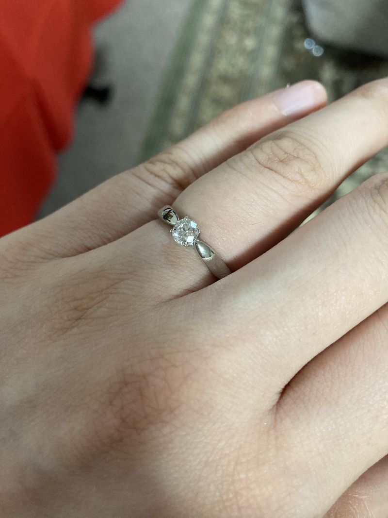 憧れのティファニーで婚約指輪を探しており、ハーモニーというデザイン