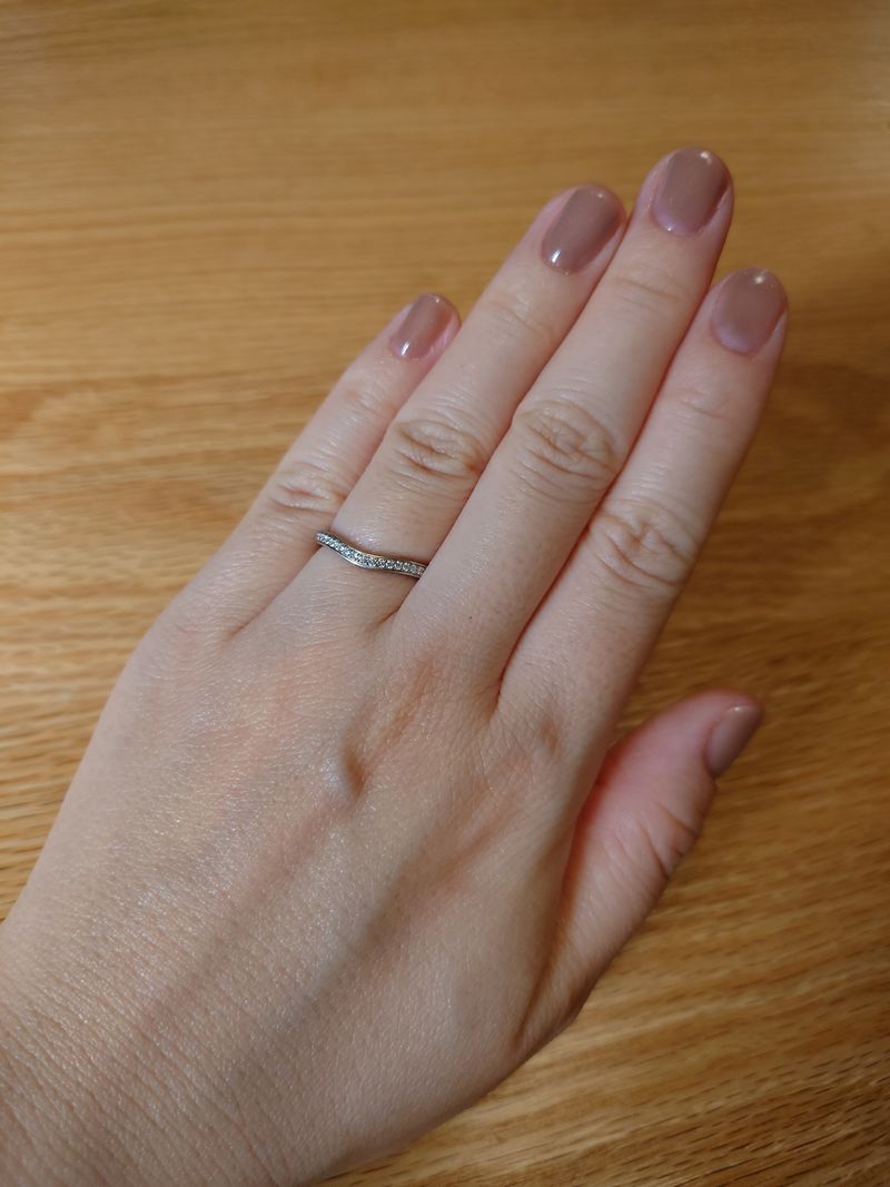 婚約指輪(カルティエ 1895 ソリテール)と合わせた時にバランスがいい