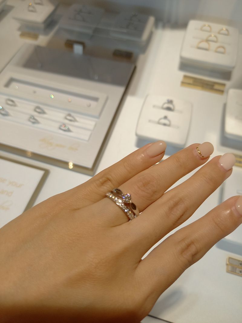 ブルガリらしい重厚感のある婚約指輪ですが、重ねづけしてもとっても