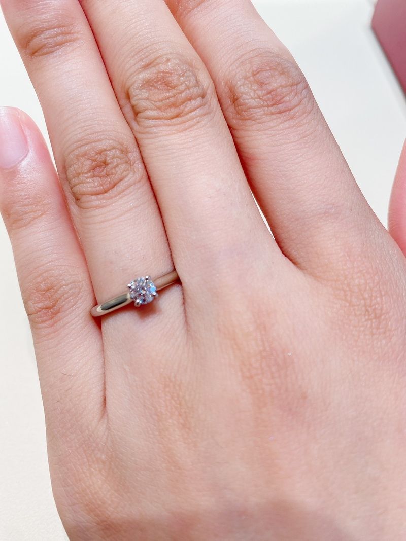 デザインはシンプルな一粒ダイヤモンドで、高級感がありました。 婚約