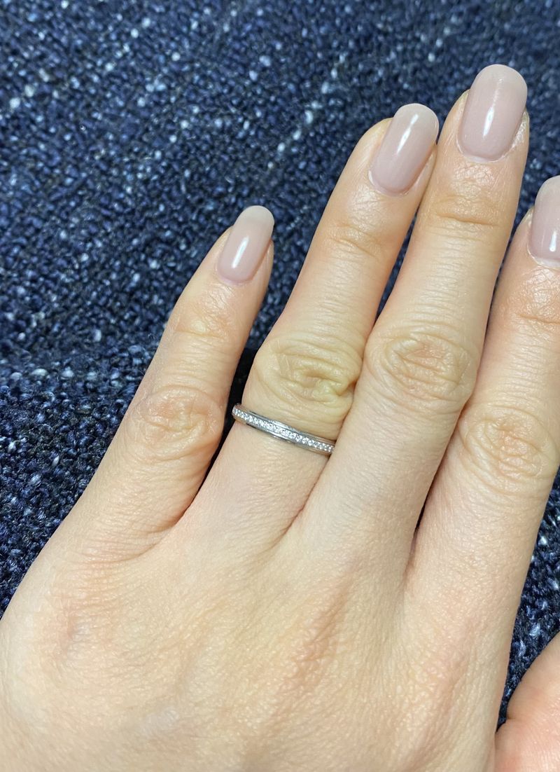 ダイヤ付きのもので、特にエタニティリングを探していました。ダムール